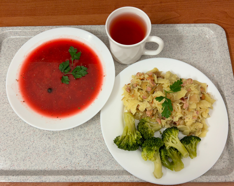 Na zdjęciu znajduje się: Barszcz czerwony z ziemniakami, Łazanki z kapustą i mięsem wieprzowym z łopatki, Brokuł gotowany, ​​​​​​​Kompot owocowy